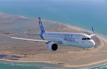Airbus Races to Outpace Boeing as A320neo Backlog Piles Up Airbus Races to Outpace Boeing as A320neo Backlog Piles Up